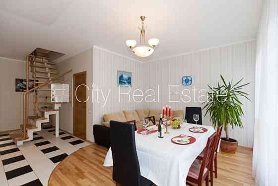 Здание во дворе, реновированный дом, благоустроенный озеленённый двор, закрытый Юрмала