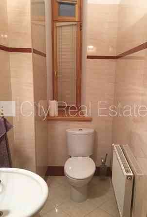 Фасадный дом, реновированный дом, вход с улицы, лестничная клетка после Рига