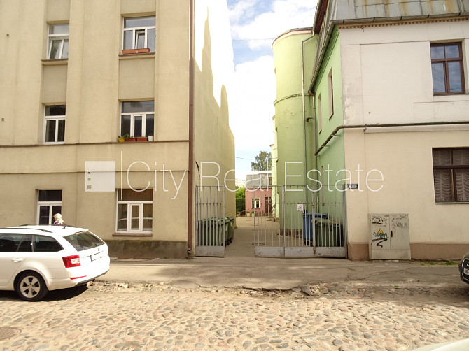 Fasādes māja, ieeja no ielas, logi vērsti uz pagalma pusi, istaba izolēta, virtuve, augstie Rīga - foto 12