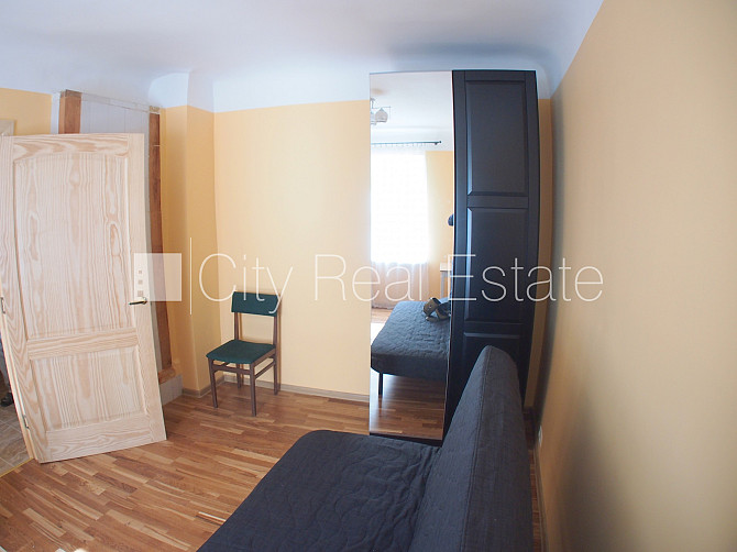 Fasādes māja, ieeja no ielas, logi vērsti uz pagalma pusi, istaba izolēta, virtuve, augstie Rīga - foto 2