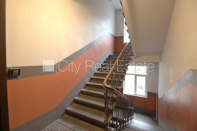 Fasādes māja, renovēta māja, ieeja no ielas, kāpņu telpa pēc kapitālā remonta, logi Rīga - foto 14