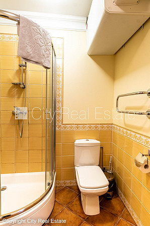 Fasādes māja, renovēta māja, ieeja no ielas, kāpņu telpa pēc kapitālā remonta, logi Rīga - foto 13