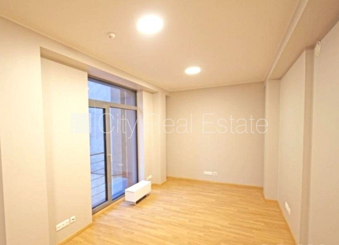 Новостройка, фасадный дом, вход со двора, лифт, окна выходят в обе стороны дома, Рига - изображение 8