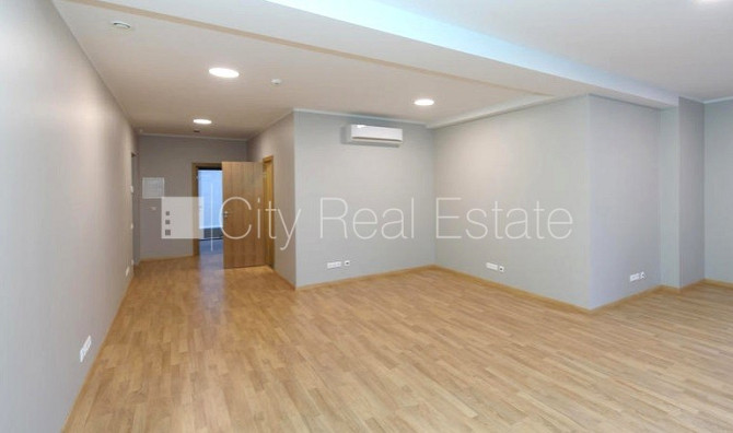 Новостройка, фасадный дом, вход со двора, лифт, окна выходят в обе стороны дома, Рига - изображение 3