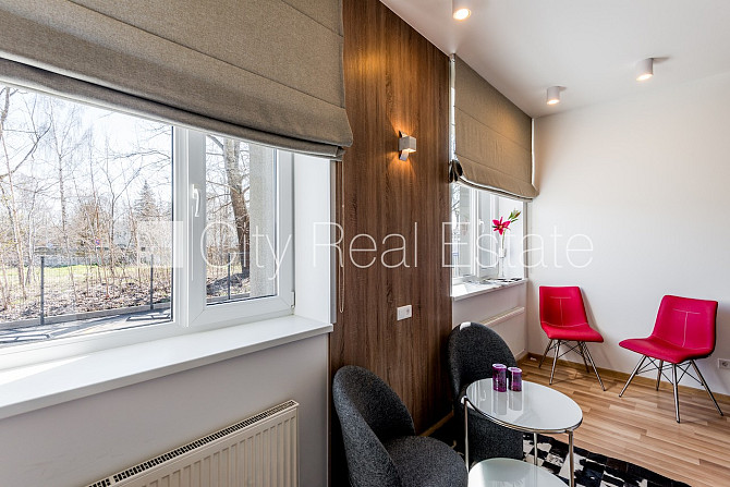 Renovēta māja, labiekārtota apzaļumota teritorija, apsargāta autostāvvieta, studio tipa, Rīga - foto 1