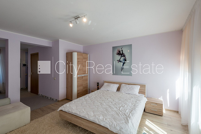 Fasādes māja, labiekārtota apzaļumota teritorija, studio tipa, virtuve apvienota ar istabu, Rīga - foto 2