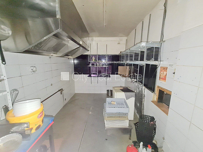 Фасадный дом, вход с улицы, терасса, окна выходят на улицу, в доме подключено 3 Рига - изображение 12