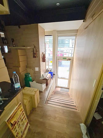 Фасадный дом, вход с улицы, терасса, окна выходят на улицу, в доме подключено 3 Рига - изображение 17