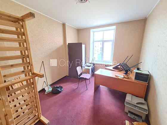 Фасадный дом, реновированный дом, вход с улицы, лифт, лестничная клетка после Рига