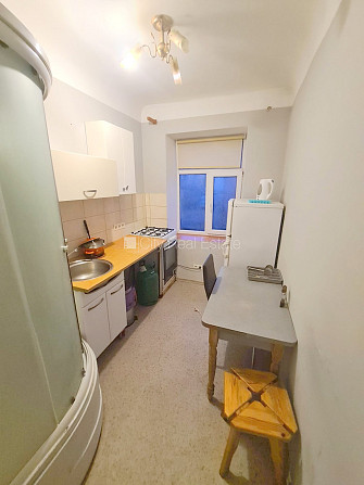 Fasādes māja, ieeja no ielas, logi vērsti uz pagalma pusi, istaba izolēta 20 m2, virtuve, Rīga - foto 6