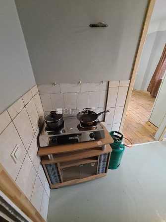 Фасадный дом, вход с улицы, окна выходят на улицу, изолированная комната, кухня, Рига - изображение 9