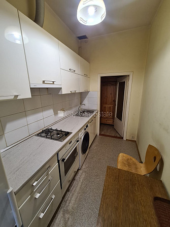 Fasādes māja, renovēta māja, ieeja no pagalma, kāpņu telpa pēc kosmētiskā remonta, logi Rīga - foto 2