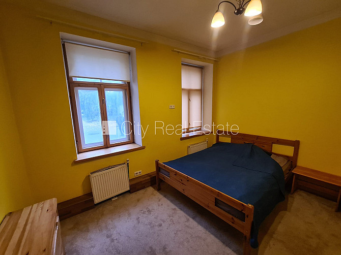 Fasādes māja, renovēta māja, ieeja no pagalma, kāpņu telpa pēc kosmētiskā remonta, logi Rīga - foto 5