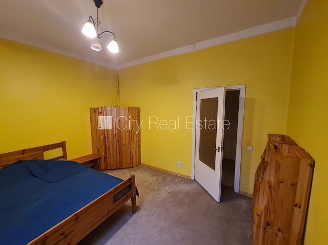 Fasādes māja, renovēta māja, ieeja no pagalma, kāpņu telpa pēc kosmētiskā remonta, logi Rīga - foto 8