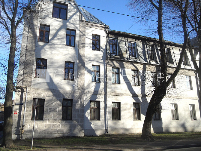 Fasādes māja, renovēta māja, ieeja no pagalma, kāpņu telpa pēc kosmētiskā remonta, logi Rīga - foto 13