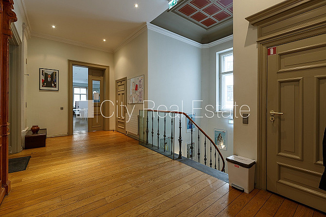 Fasādes māja, renovēta māja, ieeja no ielas, kāpņu telpa pēc kapitālā remonta, logi Rīga - foto 3