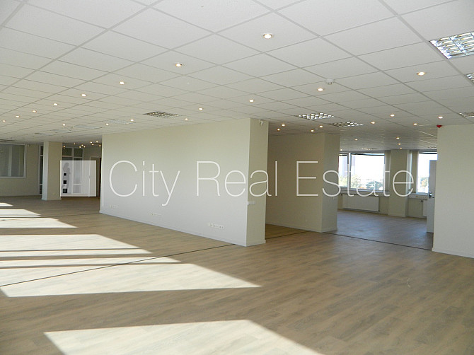 Fasādes māja, labiekārtota apzaļumota teritorija, vieta vairākām automašīnām, ir lifts, Rīga - foto 4