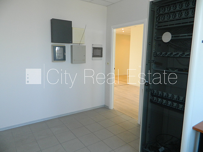 Fasādes māja, labiekārtota apzaļumota teritorija, vieta vairākām automašīnām, ir lifts, Rīga - foto 13