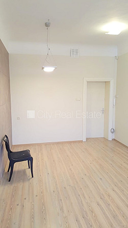 Фасадный дом, вход с улицы, лифт, лестничная клетка после косметического ремонта, Рига - изображение 9