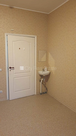 Fasādes māja, renovēta māja, ieeja no ielas, ir lifts, kāpņu telpa pēc kosmētiskā remonta, Rīga - foto 4