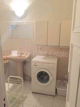 Земля в собственности, деревянный дом, фасадный дом, благоустроенный озеленённый Рига