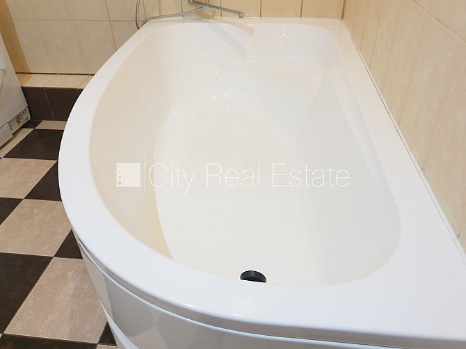 Fasādes māja, renovēta māja, ieeja no ielas, ir lifts, kāpņu telpa pēc kapitālā remonta, Rīga - foto 9