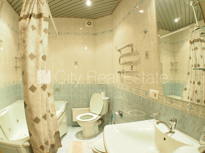 Fasādes māja, labiekārtota apzaļumota teritorija, vieta automašīnai, ieeja no pagalma, logi Rīga - foto 12