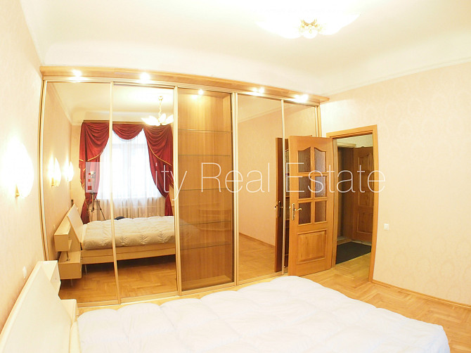 Fasādes māja, labiekārtota apzaļumota teritorija, vieta automašīnai, ieeja no pagalma, logi Rīga - foto 8