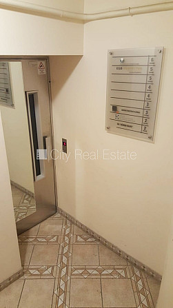 Fasādes māja, renovēta māja, ieeja no ielas, ir lifts, kāpņu telpa pēc kapitālā remonta, Rīga - foto 10