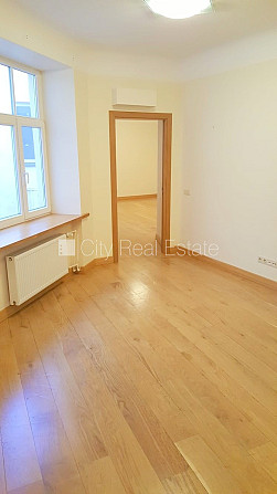 Fasādes māja, renovēta māja, ieeja no ielas, ir lifts, kāpņu telpa pēc kapitālā remonta, Rīga - foto 5