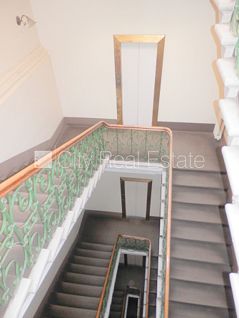 Fasādes māja, renovēta māja, ieeja no ielas, ir lifts, kāpņu telpa pēc kosmētiskā remonta, Rīga - foto 19