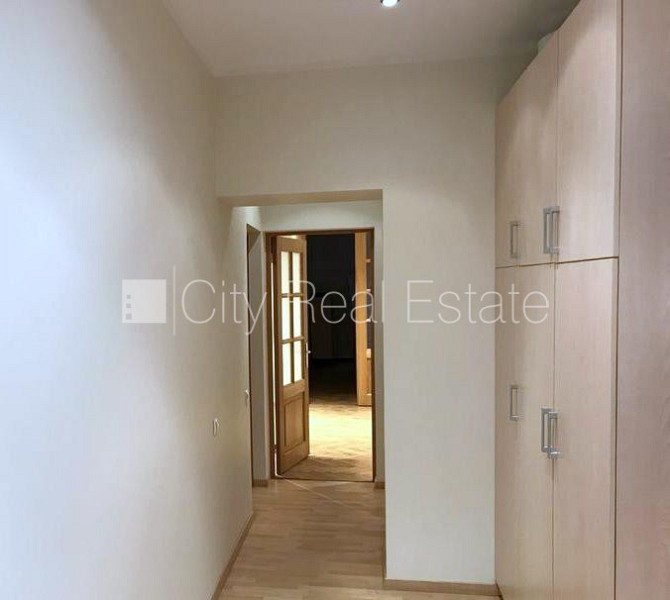 Дом во дворе, реновированный дом, благоустроенный озеленённый двор, въездные Рига - изображение 10