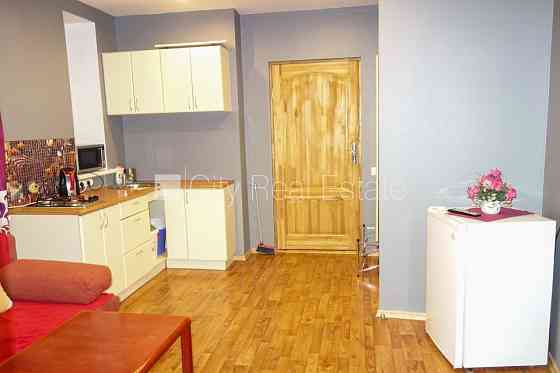 Дом во дворе, реновированный дом, вход со двора, окна выходят во двор, количество Rīga