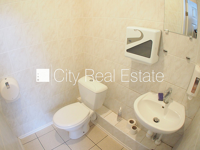 Фасадный дом, реставрированный дом, вход с улицы и со двора, лифт, изолированные Рига - изображение 11