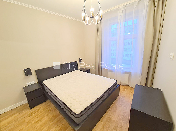 Fasādes māja, renovēta māja, ieeja no ielas, kāpņu telpa pēc kapitālā remonta, logi Rīga - foto 3