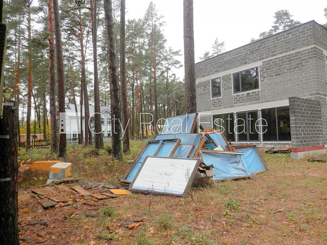 Dvīņu māja, jaunceltne, iežogota teritorija ar koka sētu, apsargāta teritorija, mājā Jūrmala - foto 4