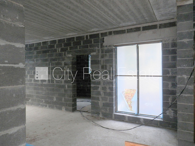 Dvīņu māja, jaunceltne, iežogota teritorija ar koka sētu, apsargāta teritorija, mājā Jūrmala - foto 19