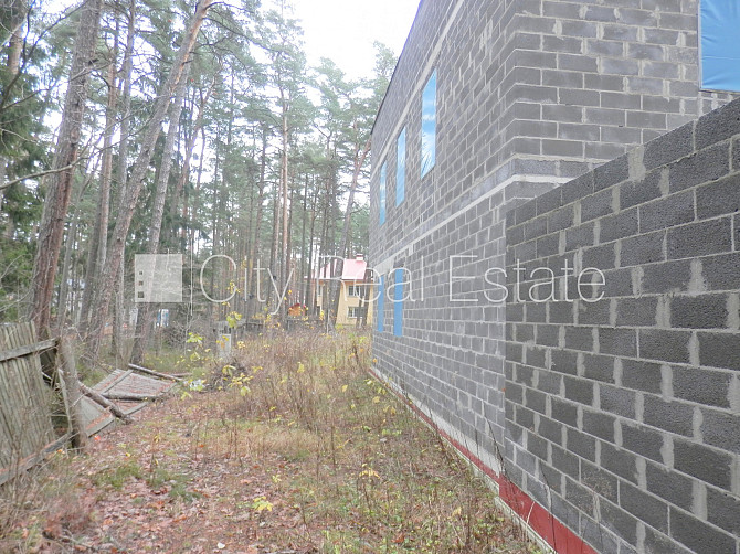 Dvīņu māja, jaunceltne, iežogota teritorija ar koka sētu, apsargāta teritorija, mājā Jūrmala - foto 9