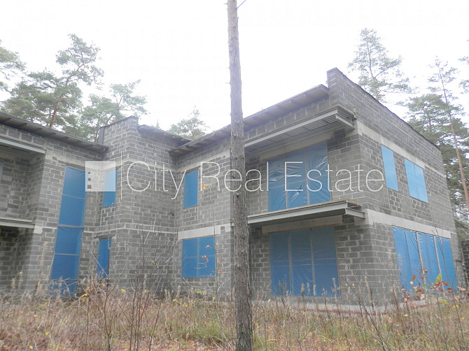 Dvīņu māja, jaunceltne, iežogota teritorija ar koka sētu, apsargāta teritorija, mājā Jūrmala - foto 11