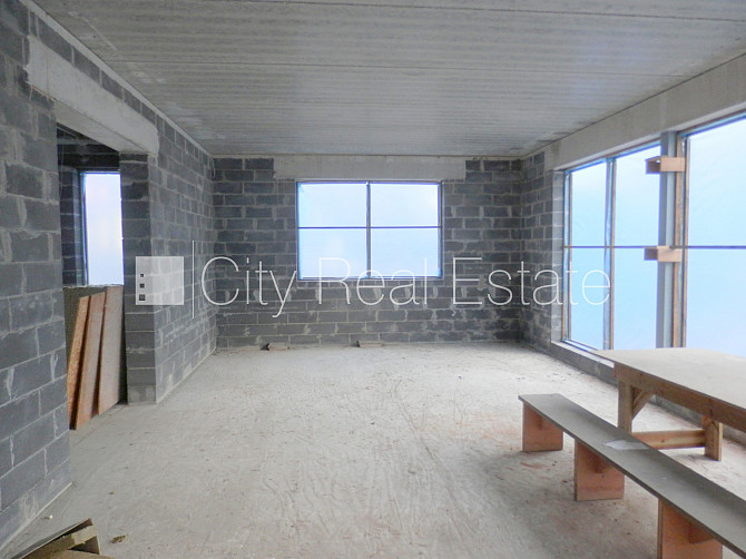 Dvīņu māja, jaunceltne, iežogota teritorija ar koka sētu, apsargāta teritorija, mājā Jūrmala - foto 20