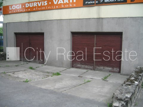 Fasādes māja, šīfera jumta segums, labiekārtots apzaļumots pagalms, iežogota teritorija, Rīga - foto 17