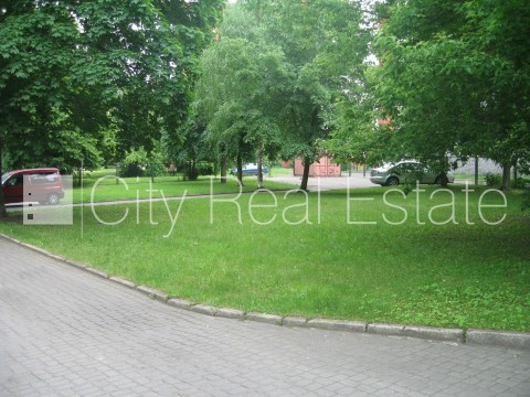 Fasādes māja, šīfera jumta segums, labiekārtots apzaļumots pagalms, iežogota teritorija, Rīga - foto 18