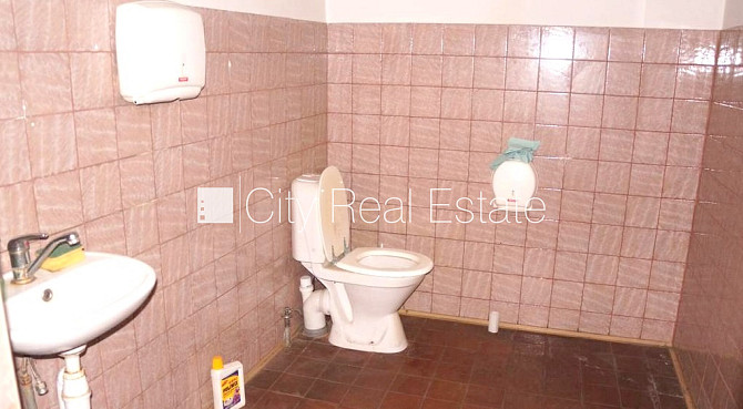 Закрытая территория, территория обнесена бетонным забором, высота въездных Рига - изображение 17