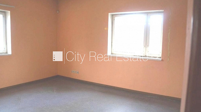 Закрытая территория, территория обнесена бетонным забором, высота въездных Рига - изображение 10