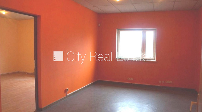 Закрытая территория, территория обнесена бетонным забором, высота въездных Рига - изображение 8