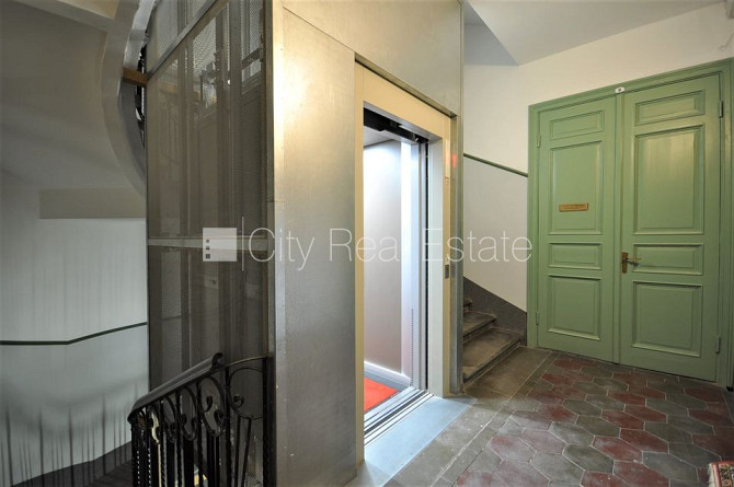 Fasādes māja, renovēta māja, ieeja no ielas, ir lifts, kāpņu telpa pēc kosmētiskā remonta, Rīga - foto 13