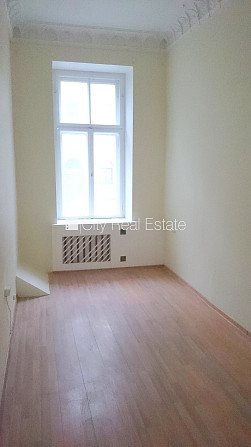 Fasādes māja, renovēta māja, ieeja no ielas, beletāža, ir lifts, kāpņu telpa pēc Rīga - foto 6