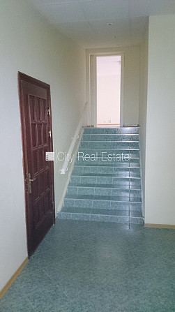 Fasādes māja, renovēta māja, ieeja no ielas, beletāža, ir lifts, kāpņu telpa pēc Rīga - foto 11