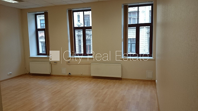 Фасадный дом, реновированный дом, вход с улицы, лестничная клетка после Рига - изображение 2