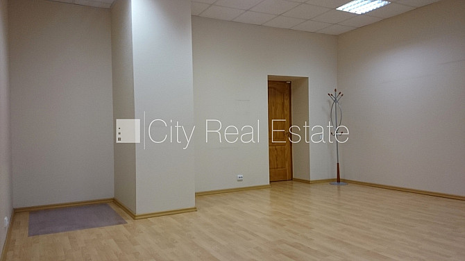 Фасадный дом, реновированный дом, вход с улицы, лестничная клетка после Рига - изображение 4